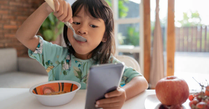 The Screen-Meal Syndrome: How Screen Time is Messing with Our Eating Habits!
