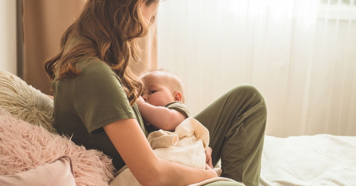 बच्चे को मां का दूध पिलाते (ब्रेस्टफीडिंग) समय रखें अपनी सफाई का ध्यान – 10 Tips to Maintain Hygiene During Breastfeeding in Hindi