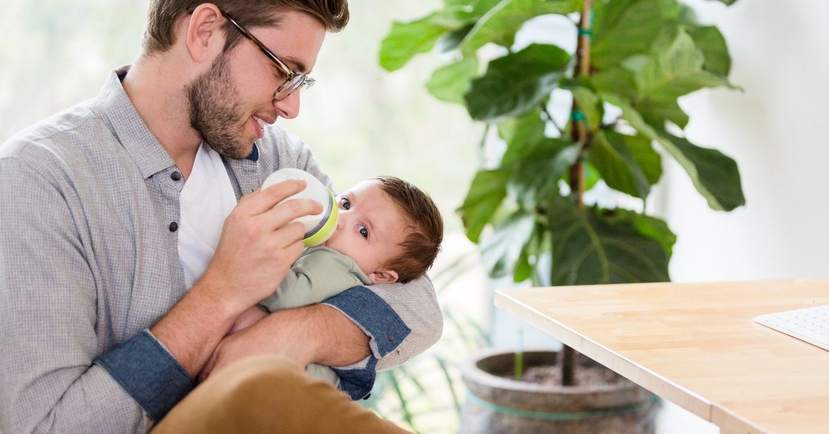 बच्चे को दूध पिलाने के लिए पिता इन 6 तरीकों को अपनाएं – 6 Ways to Help Dad Feed Newborn Baby in Hindi