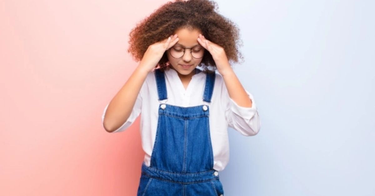 10 विभिन्न आदतें जो दिखाती हैं कि आपके बच्चे को तनाव या बेचैनी है