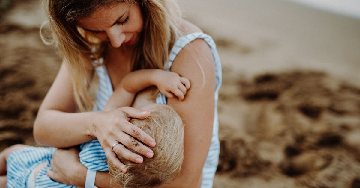 5 टिप्स: बच्चे को मां का दूध (स्तनपान) कैसे पिलाना चाहिए – Bache ko Maa ka doodh pilane ka tarika – Breastfeeding Tips